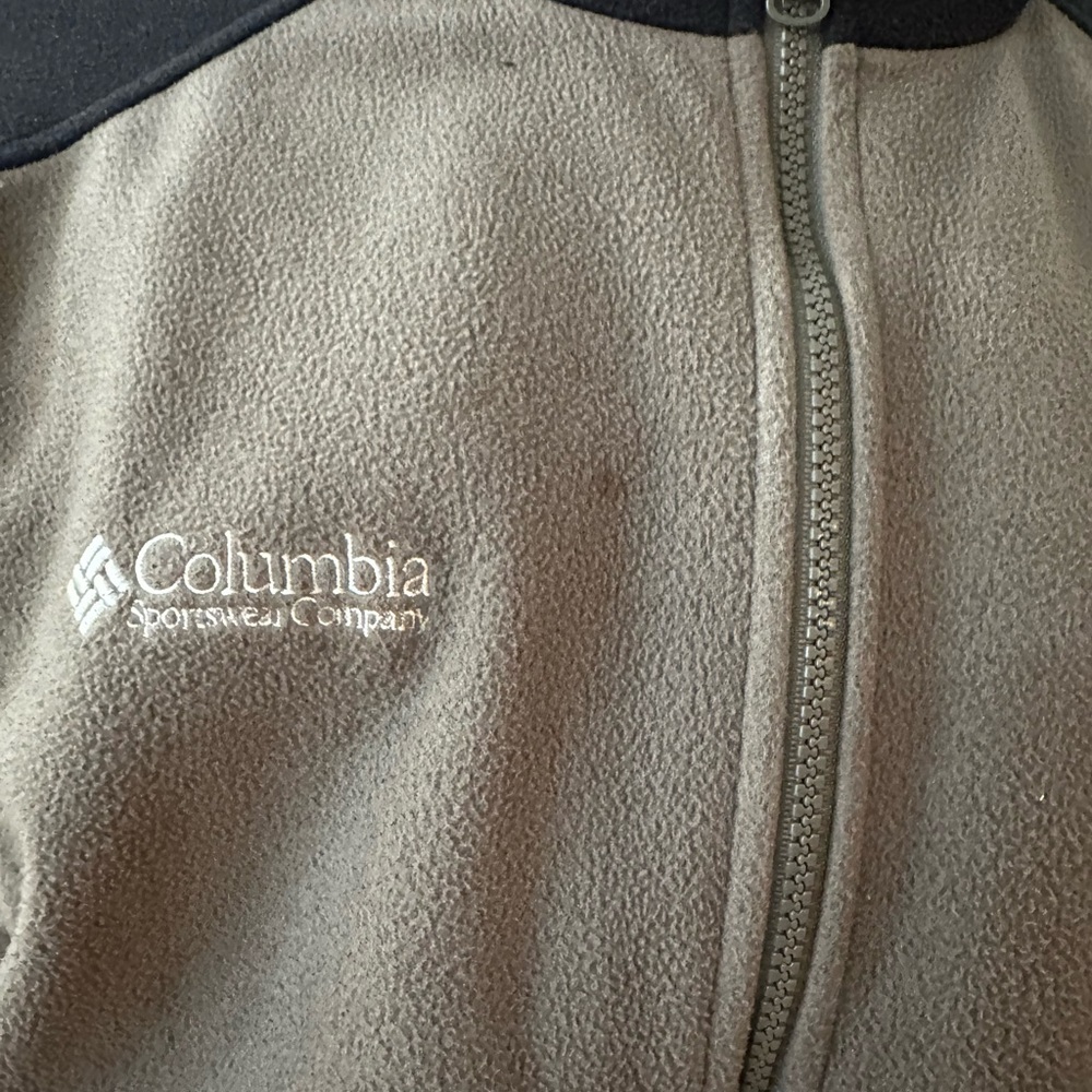 Columbia fleece xl.  Can be worn by men or women